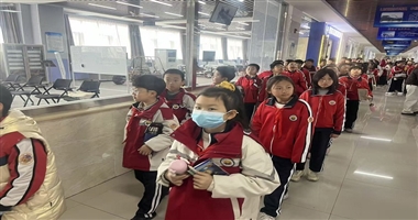 冀东中学小学部走进汽车工程学院实验教学中心 沉浸式感受汽车科技魅力